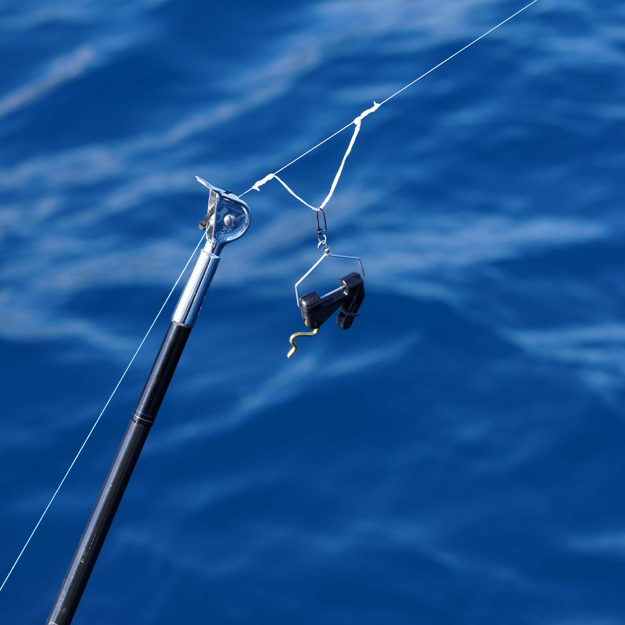 Goldfinger Outrigger Clip – AFTCO