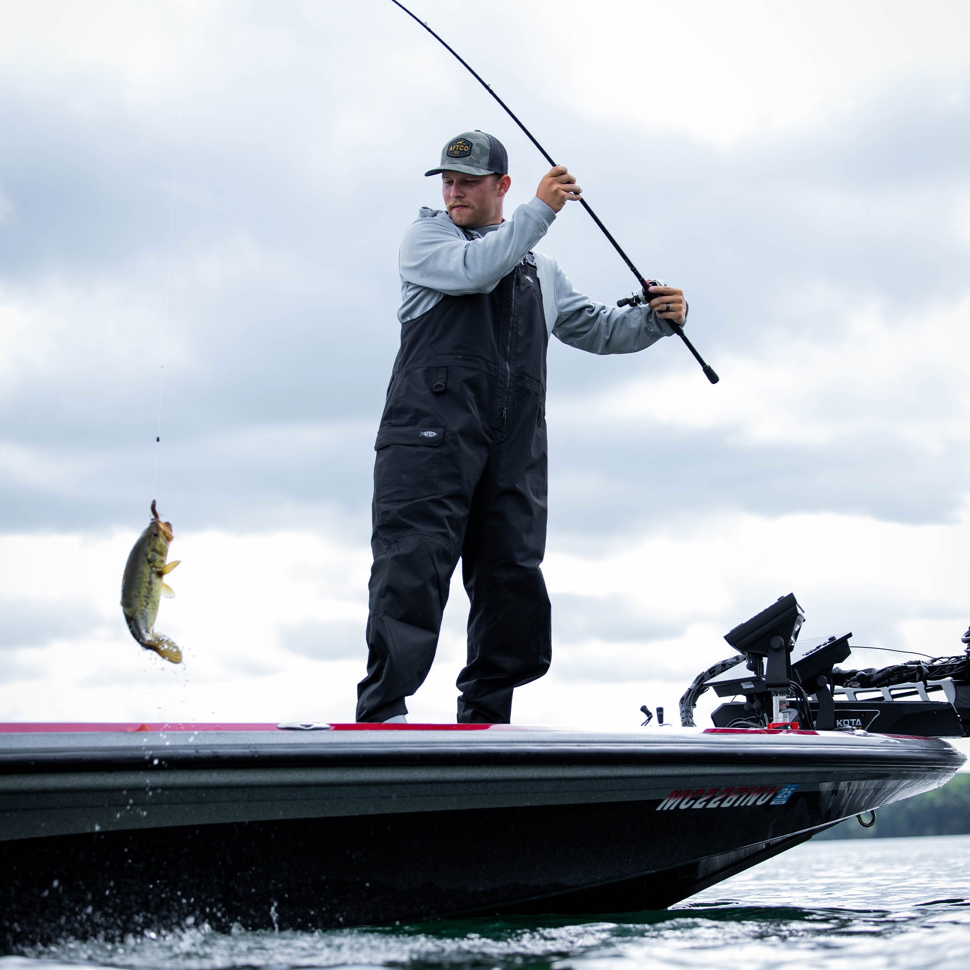 Hydrobib Waterproof Fishing Bib – AFTCO